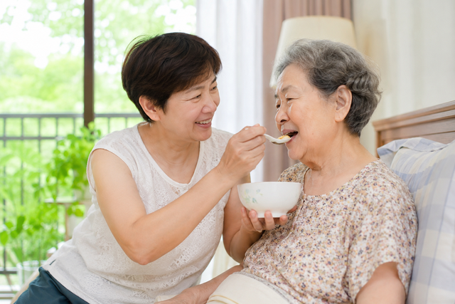 Cô Cheng chưa từng than phiền hay kể công. Với cô, phụng dưỡng người già là trách nhiệm của con cháu chứ không phải sự đánh đổi. Ảnh minh họa