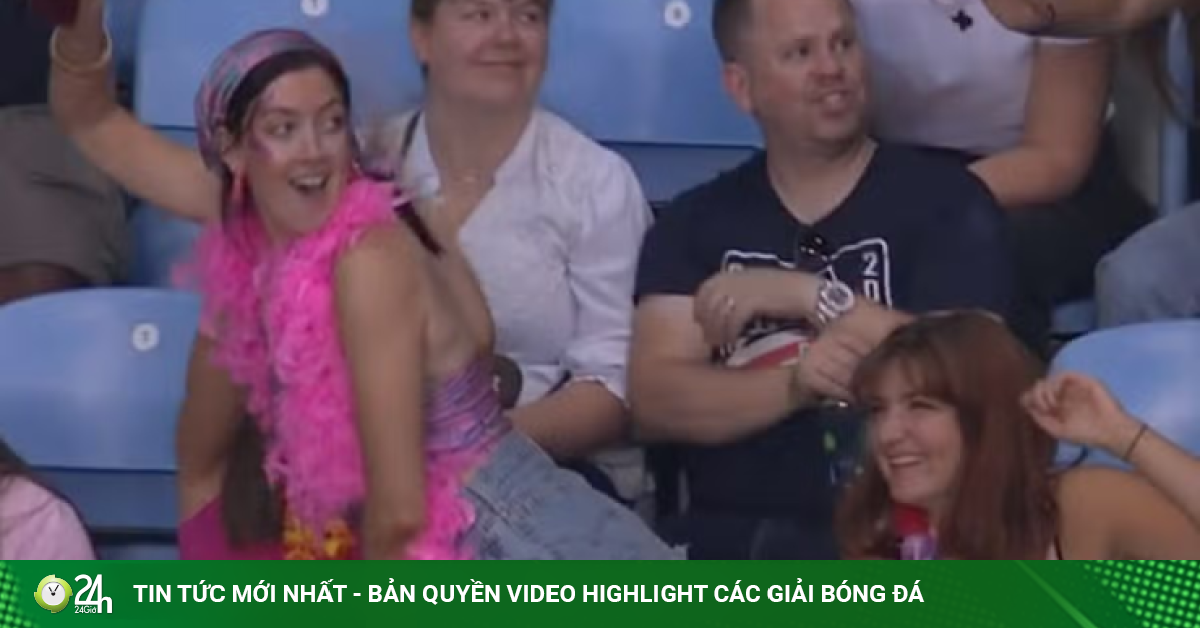 Nữ CĐV lắc hông khoe "vòng 3" lộ liễu, nhà đài phải cắt sóng khẩn cấp