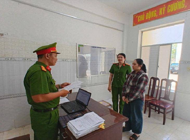 Cơ quan Cảnh sát điều tra tống đạt Lệnh bắt tạm giam bị can Lâm Huệ Mi. Ảnh: Công an tỉnh Cà Mau
