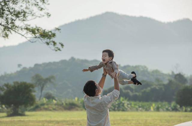 Giáo dục tự do không đồng nghĩa với việc xóa bỏ mọi quy tắc. Ngược lại, trẻ càng được tự do thì càng cần hiểu rõ đâu là giới hạn cần tôn trọng. Ảnh minh họa