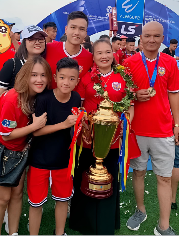 Việt Anh bên bố mẹ (bên phải) khi cùng Hà Nội FC vô địch V-League 2019. Ảnh gia đình cung cấp