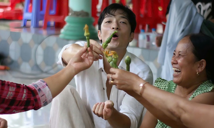 Naoki Okamura (áo trắng) được mời ăn đám giỗ ở Tiền Giang, tháng 6/2026. Ảnh: Nhân vật cung cấp
