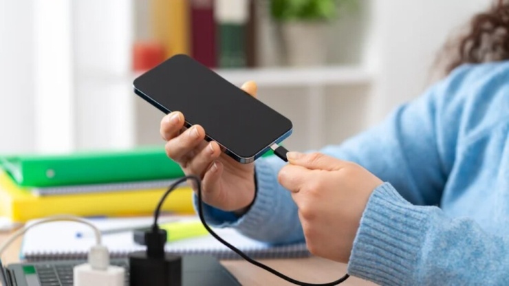 Nhiều người có thói quen vừa sạc pin, vừa sử dụng điện thoại