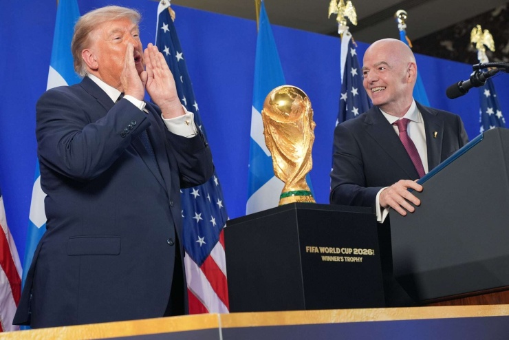 Chủ tịch FIFA Gianni Infantino tìm kiếm sự ủng hộ từ Tổng thống Donald Trump. Ảnh: AP.