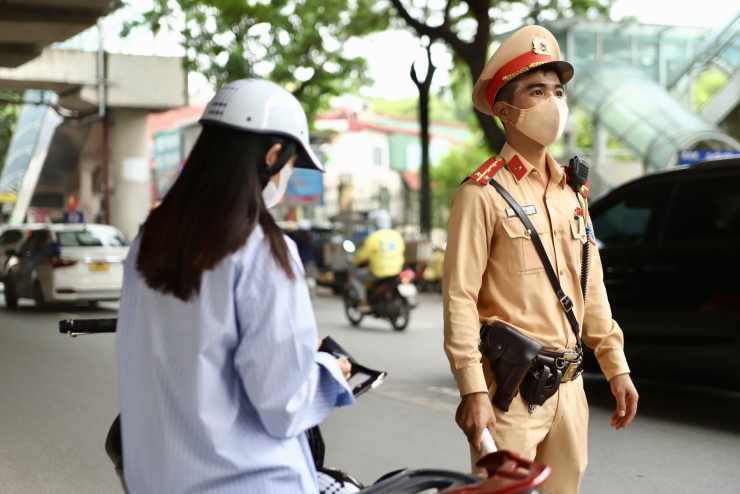 Lực lượng chức năng cho biết sẽ tiếp tục tăng cường tuần tra, kiểm soát, tập trung xử lý nghiêm các hành vi vi phạm của thanh, thiếu niên, nhất là những trường hợp có biểu hiện né tránh, quay đầu bỏ chạy khi phát hiện Cảnh sát giao thông. (Ảnh: Thành Long)