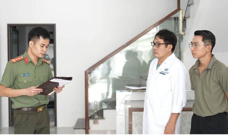 Cơ quan Công an tiến hành khám xét khẩn cấp Phòng khám chuyên khoa y học cổ truyền Việt Nhật CB. Ảnh: Công an tỉnh Cao Bằng. 