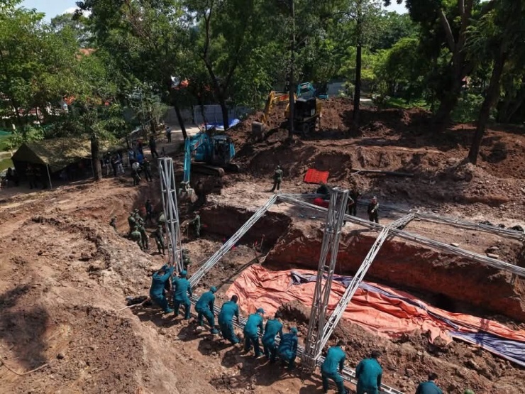 Các lực lượng làm nhiệm vụ tìm kiếm, quy tập hài cốt liệt sĩ tại Công viên Lê Thị Riêng (TPHCM). Ảnh: Bộ Tư lệnh TPHCM