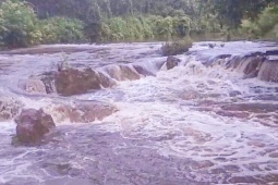 Nước suối đổi màu, đề nghị công an làm rõ
