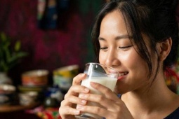 Uống sữa tốt hay xấu cho da?