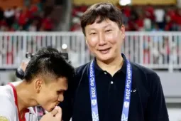 Áo đen của HLV Kim Sang-sik: Vì sao nhiều HLV, VĐV tin vào "vật may mắn"?