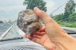 Xác định người ném đá làm thủng kính ôtô đang đi trên cao tốc Hà Nội - Hải Phòng