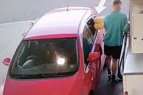 Tài xế xe sang Ferrari, Mercedes đổ xăng xong... bỏ chạy