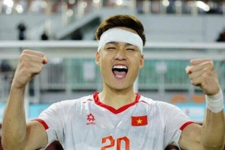 Mẹ trung vệ Việt Anh khóc khi thấy con đổ máu trên sân