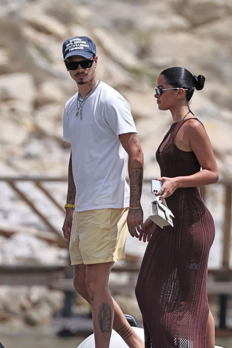 Buổi gặp mặt còn có sự góp mặt của Romeo Beckham và bạn gái Kim Turnbull, tạo nên bầu không khí gia đình ấm cúng giữa kỳ nghỉ hè trên hòn đảo nổi tiếng của Tây Ban Nha