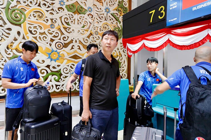 HLV Kim Sang Sik giữ vẻ bình thản khi ông biết cửa đi tiếp của tuyển Việt Nam đã rộng mở hơn bao giờ hết.