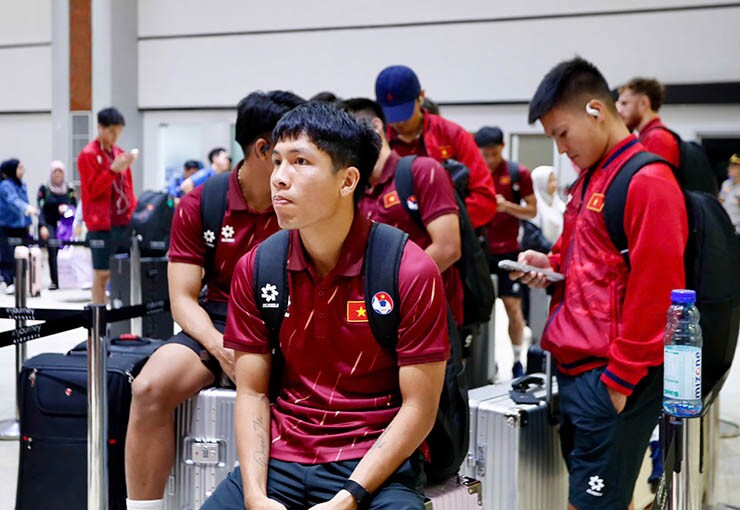ĐT Việt Nam không trở về nước ngay trong đêm sau trận thắng Indonesia với tỷ số 3-0, thay vào đó ở lại và trở về nước vào chiều nay (4/8).