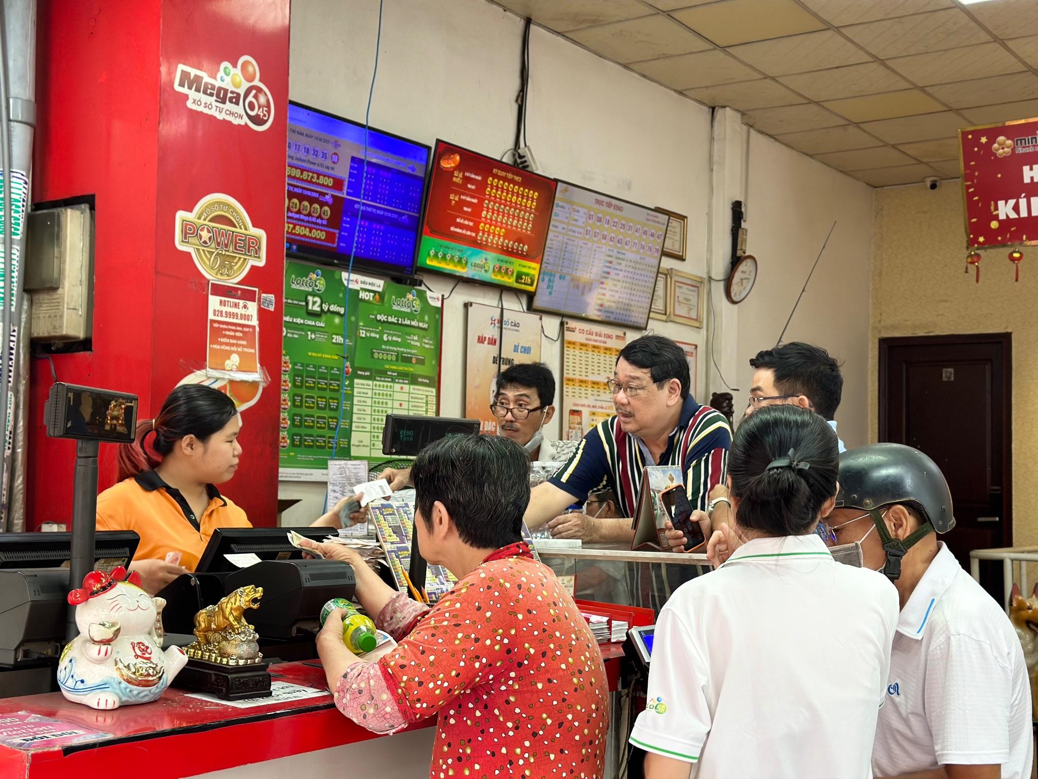 Nhiều khách hàng quen duy trì thói quen ghé điểm bán vào buổi chiều để mua vé Lotto 5/35. - Ảnh: DNCC