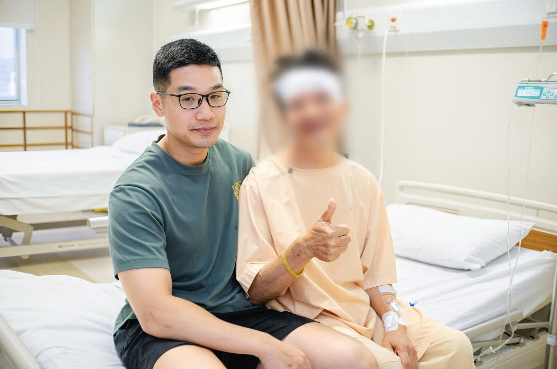 Anh Hải Đăng bên người cha sau ca phẫu thuật. Ảnh: Bệnh viện FV