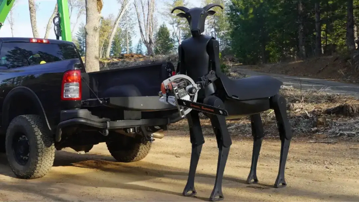 Robot nhân mã với cưa máy trên tay.