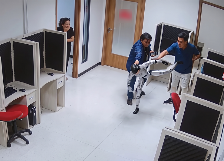 Hình dựng lại từ video cảnh robot tung cước vào nhân viên văn phòng.