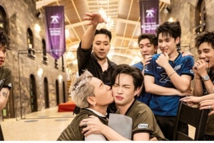 Tinh hà say hi: Nụ hôn WEAN - Pháp Kiều gây sốt trước Livestage 3