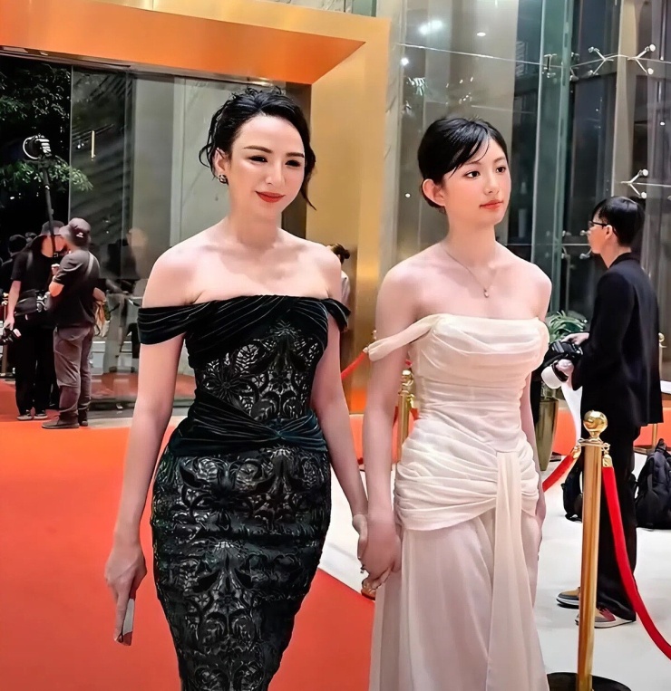 Con gái Ngọc Diễm được khen 'như hoa hậu' - 1