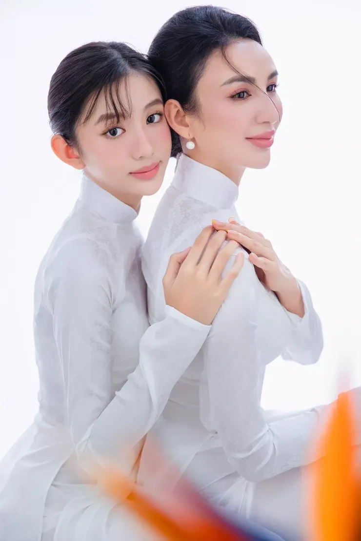 Trong những bộ hình chụp chung, Nam Phương thường được khen nhan sắc không kém mẹ.