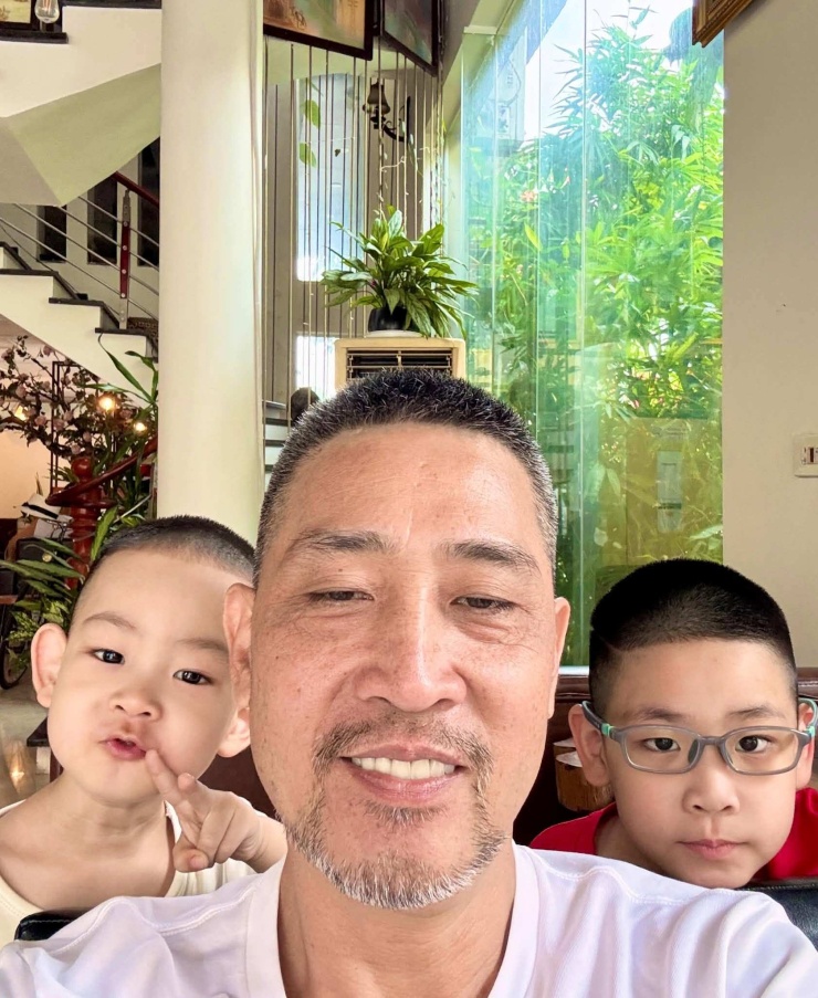 NSƯT Hồ Phong thường xuyên dành thời gian trò chuyện, chơi cùng con