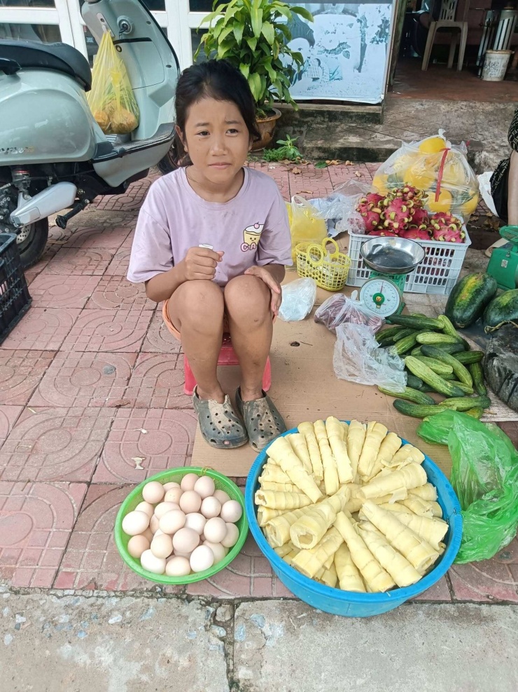 Bé Bích trông hàng thay bà trưa 29/7, trước cổng trường Tiểu học Quảng Cư, Sầm Sơn, Thanh Hóa. Ảnh gia đình cung cấp