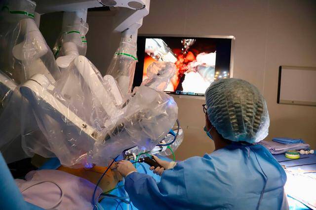 Các bác sĩ phẫu thuật cho người bệnh. Ảnh: BVCC. 