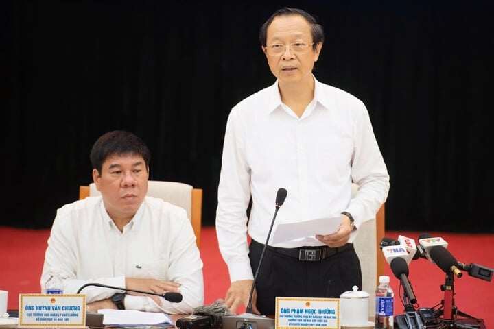 Ông Phạm Ngọc Thưởng, Thứ trưởng Thường trực Bộ GD&ĐT, Trưởng Ban chỉ đạo cấp Quốc gia kỳ thi tốt nghiệp THPT năm 2026 chủ trì họp báo. (Ảnh: Viên Minh)