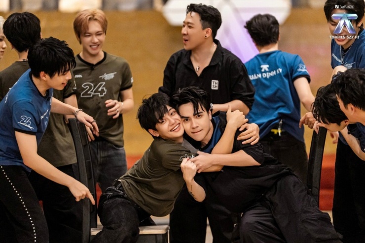 Tinh hà say hi: Nụ hôn WEAN - Pháp Kiều gây sốt trước Livestage 3 - 3