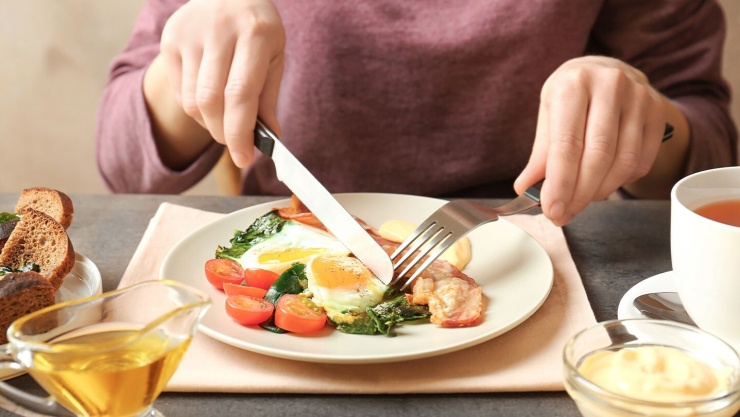 Bắt đầu bữa chính bằng thực phẩm giàu đạm thay vì tinh bột có thể kiểm soát cân nặng. Ảnh: UR.Life