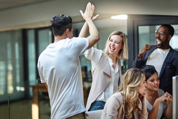 Đi qua nửa đời người, nhiều người nhận ra rằng thành công không chỉ đến từ tiền bạc hay quyền lực, mà còn từ những mối quan hệ chân thành và sự tôn trọng mình tạo dựng được. Ảnh minh họa: iStock