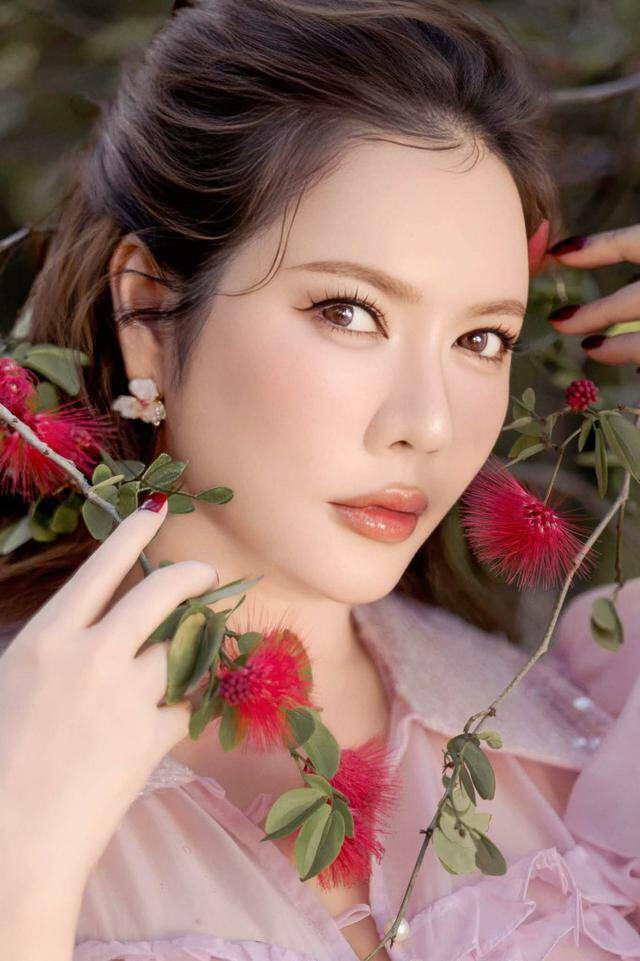 Lý Nhã Kỳ khoe sắc vóc ở tuổi ngoài 40 - 3