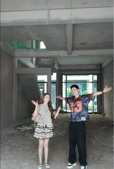 Chỉ ít ngày sau khi xác nhận mối quan hệ tình cảm, cặp đôi tiếp tục chia sẻ về việc mua chung nhà, mở ra hành trình mới trong cuộc sống. Cặp đôi vừa hé lộ căn biệt thự liền kề thuộc một dự án ở ngoại thành, được cả hai góp tiền mua chung gần đây. Theo nữ diễn viên, căn nhà cao 4 tầng, có diện tích gần 100m2 mỗi mặt sàn.
