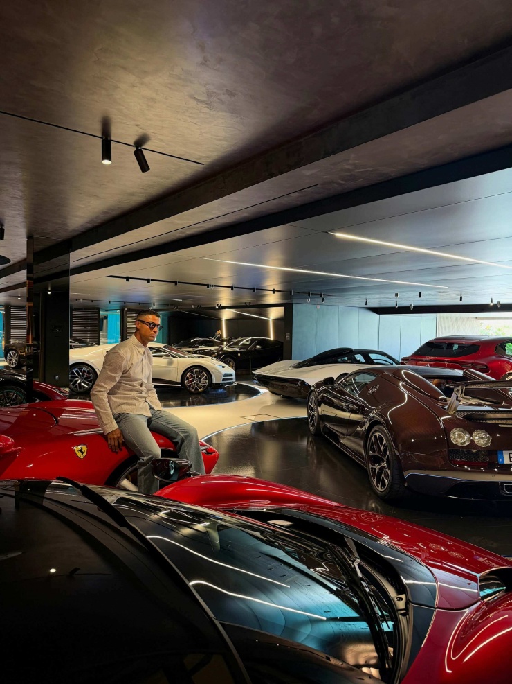 Ronaldo hé lộ một góc garage kín chỗ với những chiếc siêu xe từ Ferrari cho đến Bugatti.