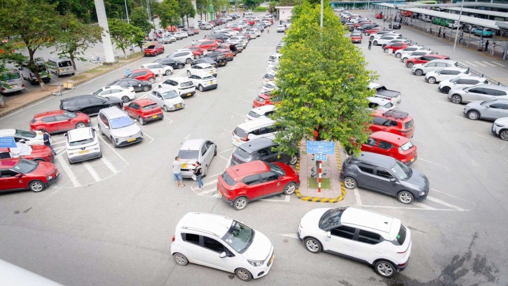 Bãi đỗ xe công nghệ, dịch vụ dưới 9 chỗ trước sảnh E, nhà ga nội địa T1. Ảnh: Phan Công