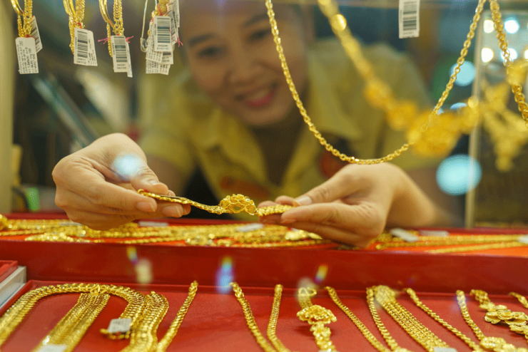 Giá vàng thế giới tăng mạnh trở lại, vàng SJC tăng thêm 1,3 triệu đồng/lượng. Ảnh: Minh Hiền