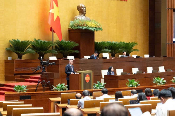 Bộ trưởng Bộ Tài chính Ngô Văn Tuấn giải trình trước Quốc hội (Ảnh: Media QH).