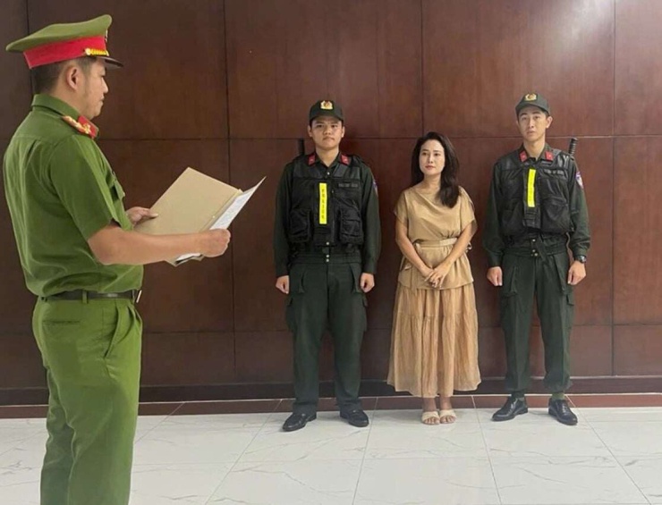 Cảnh sát tống đạt quyết định khởi tố bị can Nguyễn Thị Hiền (Ảnh: Công an cung cấp).