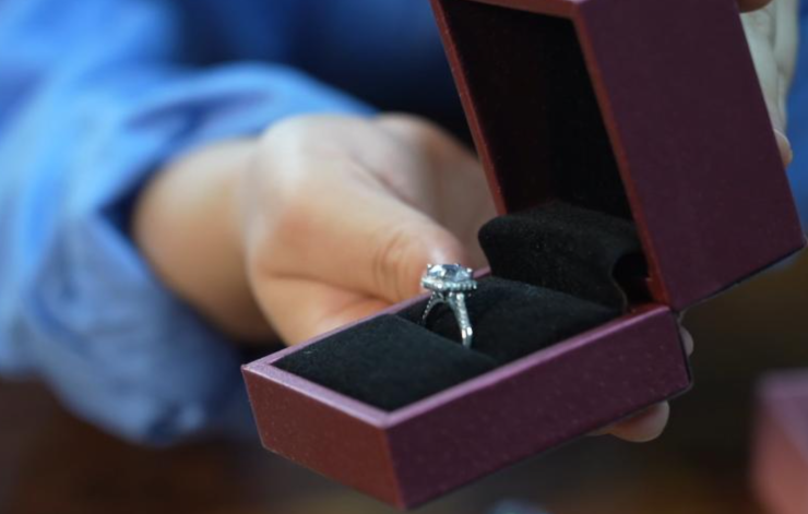 Hàng giả tràn lan trên các sàn thương mại điện tử Trung Quốc khi kim cương 99 carat được bán với giá rẻ bèo. Ảnh: THX