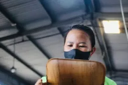 Lá bàng biển của Việt Nam làm thành đĩa, được bán khắp châu Âu