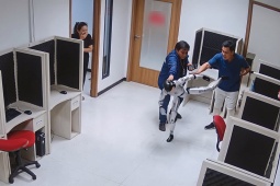 Xôn xao clip robot "tung cước" tấn công nhân viên văn phòng ngay trong ngày đầu đi làm