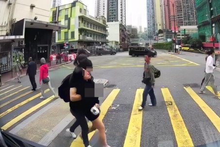 Video cặp đôi có hành động thân mật khi băng qua đường gây bão mạng