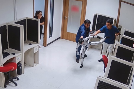 Xôn xao clip robot "tung cước" tấn công nhân viên văn phòng ngay trong ngày đầu đi làm