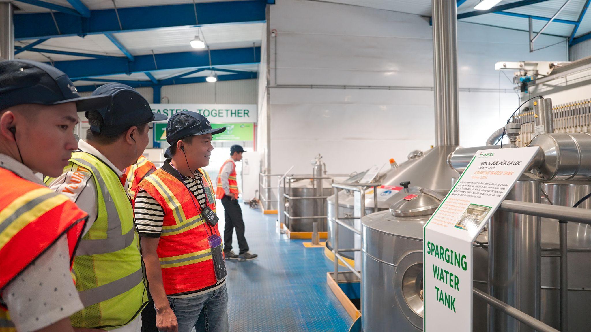 Trải nghiệm thực tế giúp đối tác hiểu rõ hơn về công nghệ hiện đại và tiêu chuẩn vận hành của HEINEKEN Việt Nam.