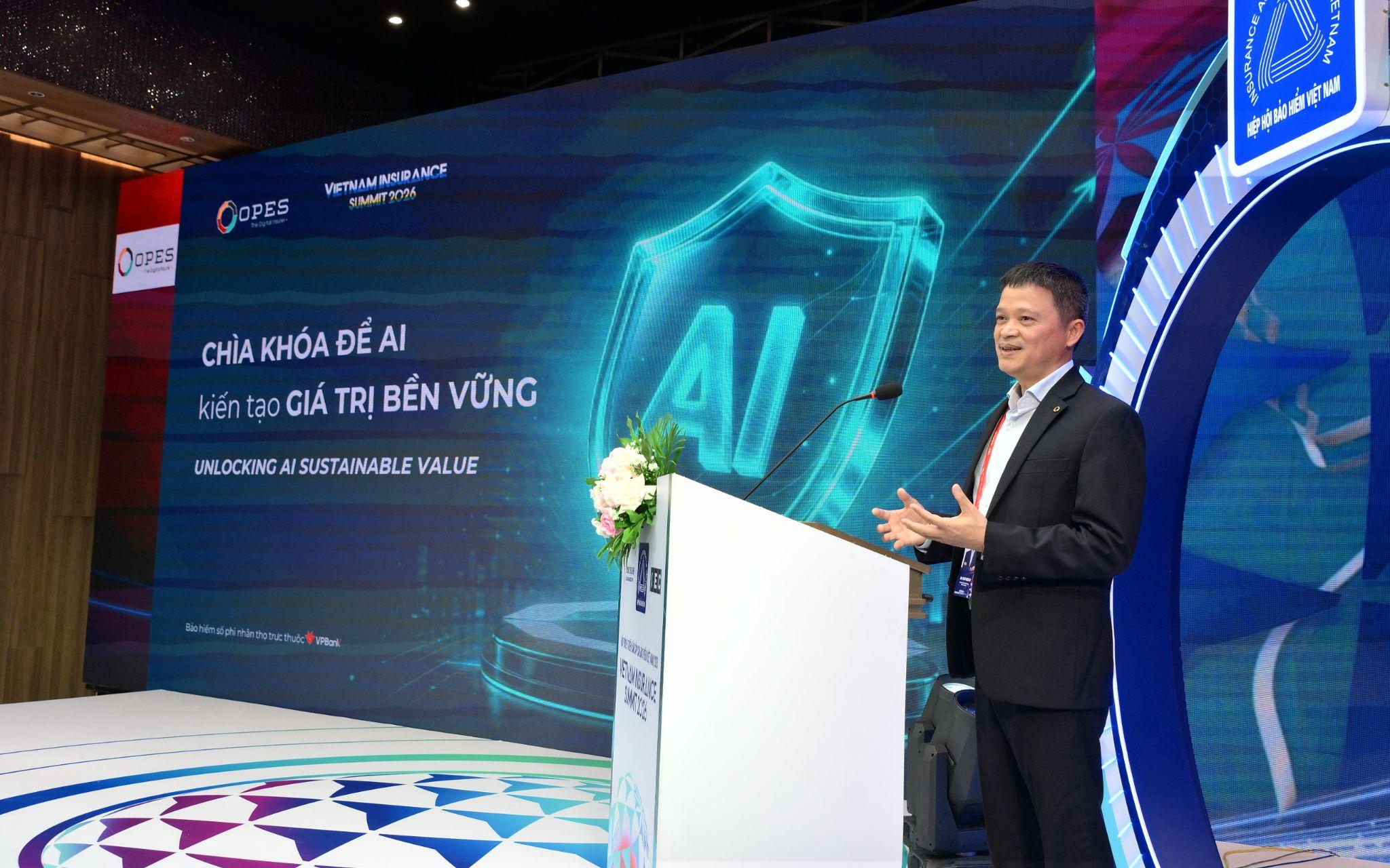 Ông Bạch Ngọc An, Phó Tổng Giám đốc phụ trách công nghệ OPES trình bày tại Vietnam Insurance Summit 2026.