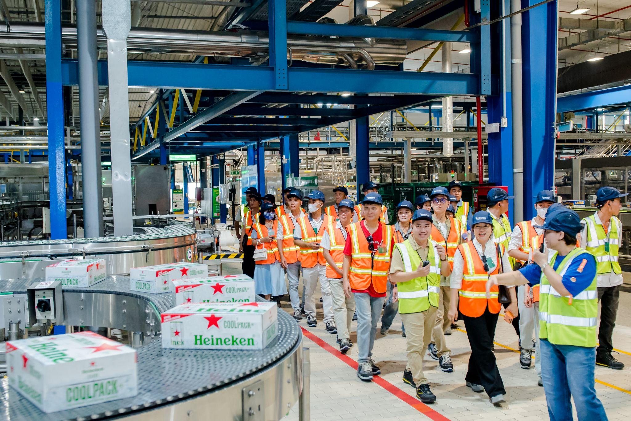 Đoàn đối tác tham quan dây chuyền sản xuất bên trong nhà máy HEINEKEN Việt Nam tại Đà Nẵng