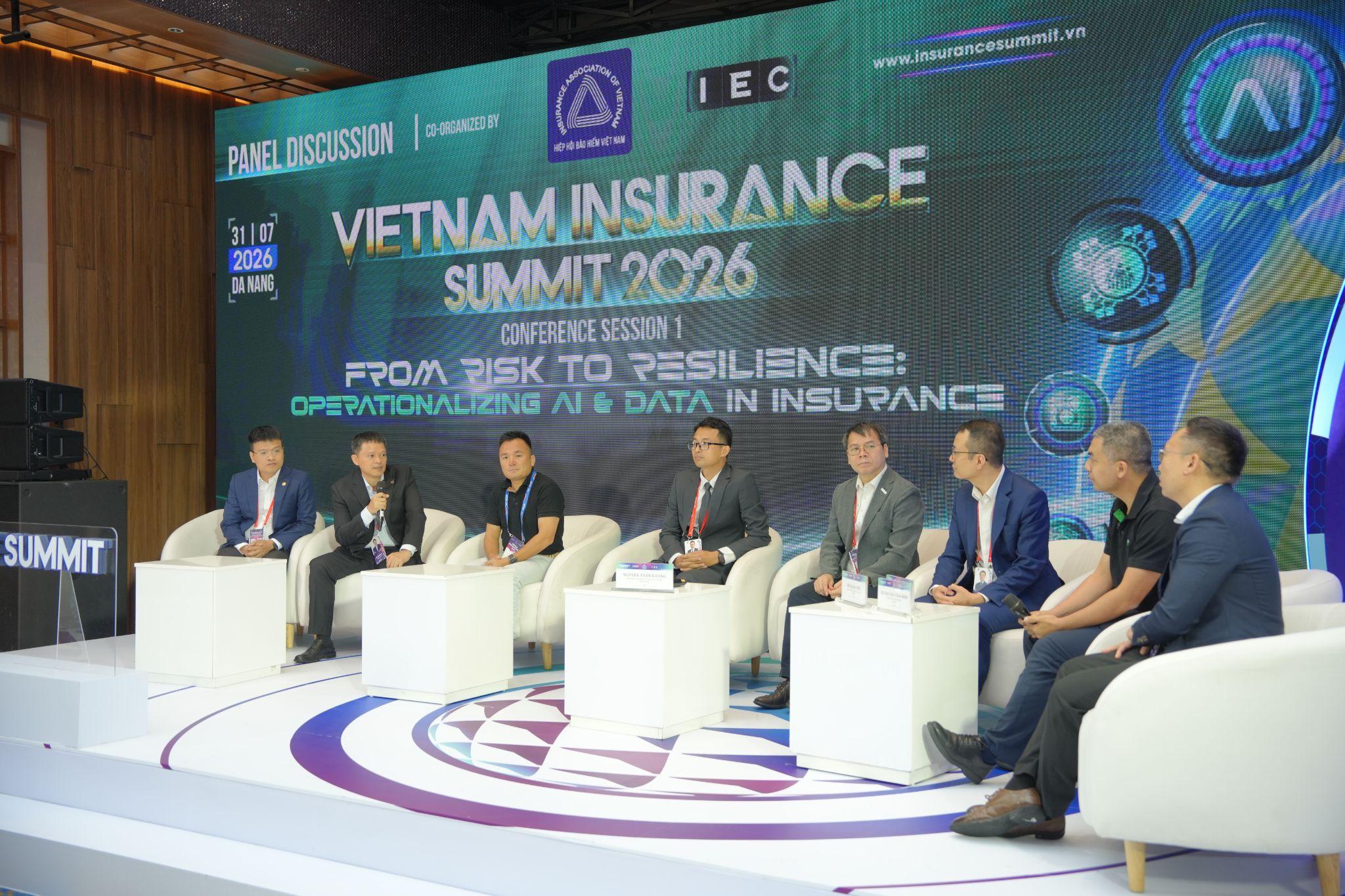 Lãnh đạo OPES (thứ 2 từ trái sang) chia sẻ việc ứng dụng AI để nâng cao trải nghiệm khách hàng và tối ưu hoạt động nội bộ.